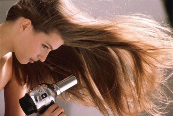 Những sai lầm trong việc chăm sóc khiến bạn rụng tóc cả nắm mỗi ngày - Ảnh 2.