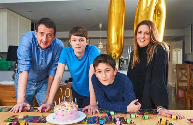 video gây xôn xao, Charlie cắn tay con