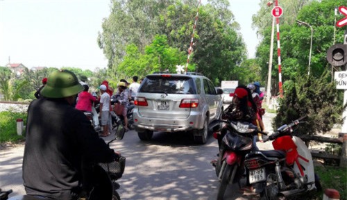 co gai tre de lai so dien thoai cua gia dinh roi bat ngo nhay xuong song tu van - 1