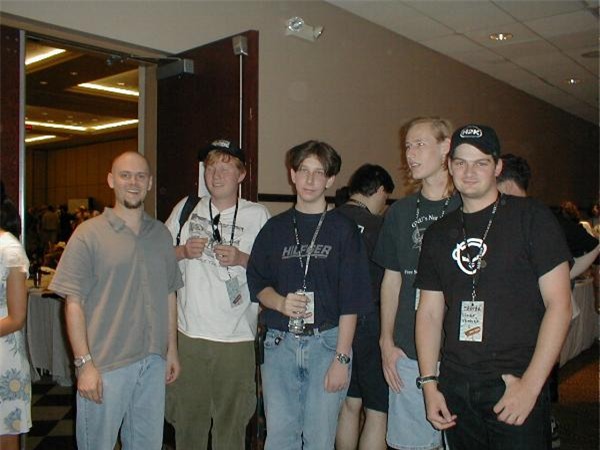 Koum (ngoài cùng bên phải) cùng một số thành viên của w00w00.