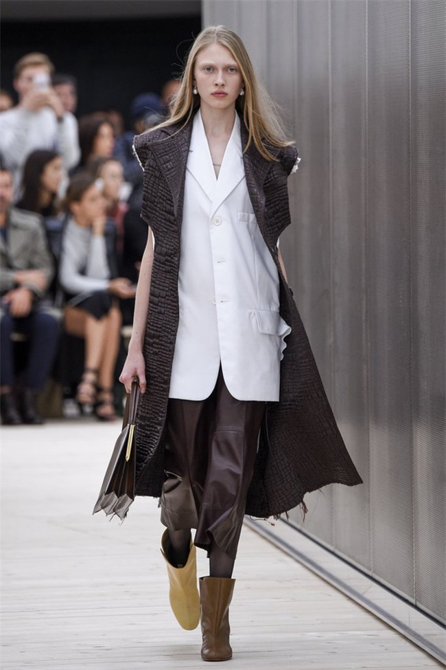 Thật khó tin nhưng năm nay, phải đi giày cọc cạch mới đúng mốt! - Ảnh 12.