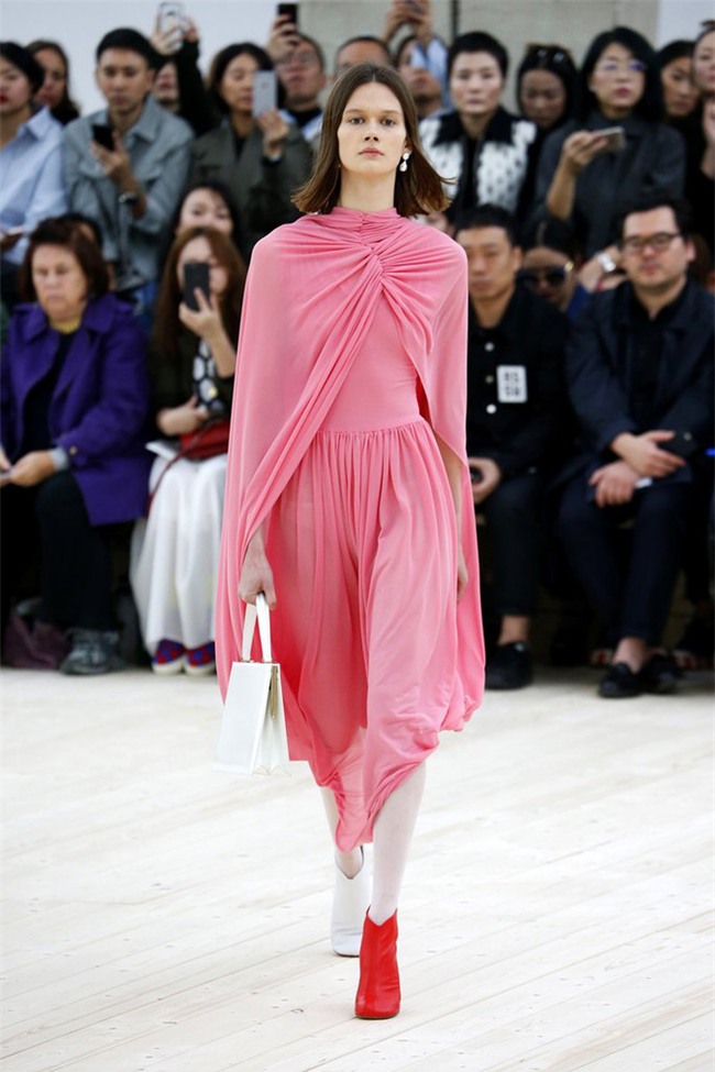 Thật khó tin nhưng năm nay, phải đi giày cọc cạch mới đúng mốt! - Ảnh 13.