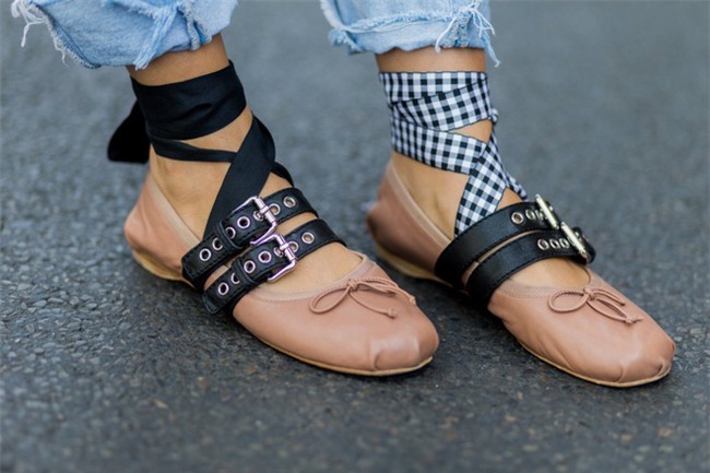 Thật khó tin nhưng năm nay, phải đi giày cọc cạch mới đúng mốt! - Ảnh 3.
