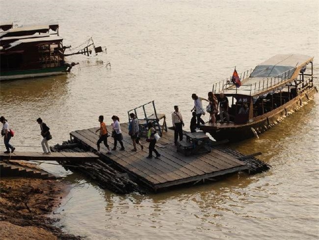 Du khach soc khi duoc tre em Campuchia moi mua dam hinh anh 1
