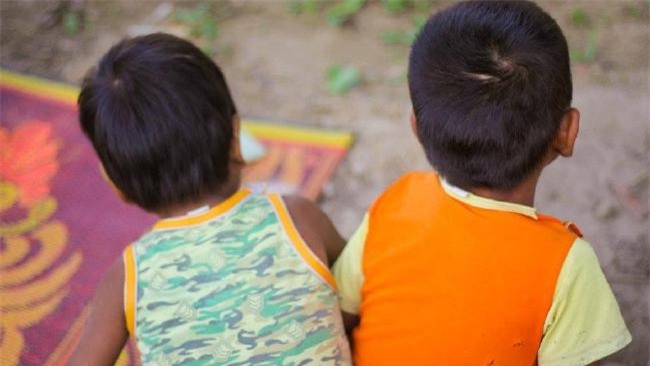 Du khach soc khi duoc tre em Campuchia moi mua dam hinh anh 2