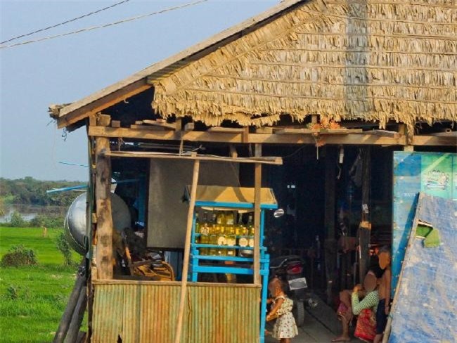 Du khach soc khi duoc tre em Campuchia moi mua dam hinh anh 3