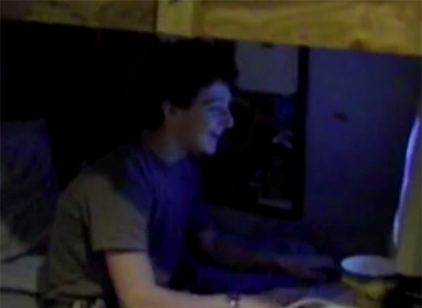 Mark Zuckerberg nhận được email thông báo trúng tuyển Harvard trong phòng ngủ và phản ứng một cách bình thản, thay vì quá háo hức hay mừng rỡ