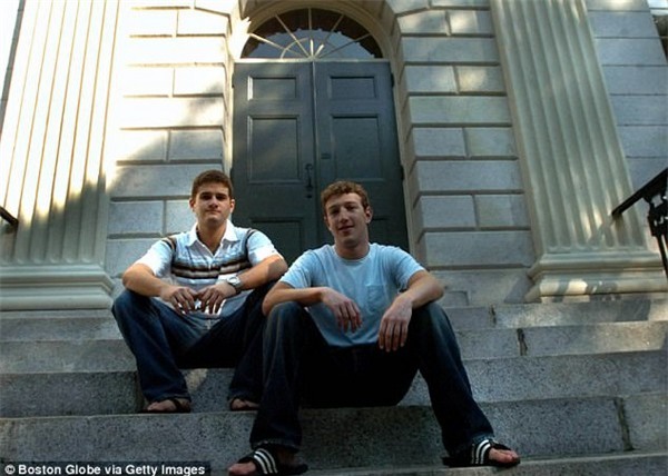 Mark Zuckerberg chụp ảnh cùng người bạn ở chung ký túc xá và là người đồng sáng lập mạng xã hội Facebook, Dustin Moscowitz, vào năm 2004, trước khi bỏ học Harvard