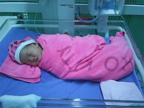 be gai xinh dep nang 3,3kg bi me bo roi sau khi sinh tai benh vien - 1