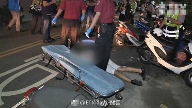 Trúng 3 nhát dao sau cuộc đụng độ, chàng trai 15 tuổi vẫn điềm tĩnh nằm sấp mặt trên đường lướt web - Ảnh 3.