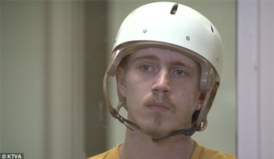 Tự sát, đạn xuyên qua đầu trúng bạn gái - Ảnh 1.