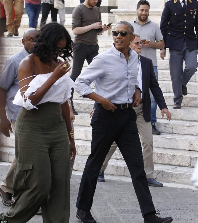 Cựu Đệ nhất phu nhân Michelle Obama diện áo hở vai đầy gợi cảm sánh bước bên chồng tại Ý - Ảnh 1.