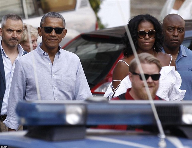 Cựu Đệ nhất phu nhân Michelle Obama diện áo hở vai đầy gợi cảm sánh bước bên chồng tại Ý - Ảnh 2.