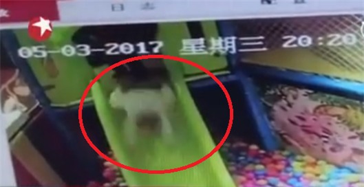 Bé 4 tuổi bị người đàn ông túm cổ áo thô bạo vì đẩy bạn chúc đầu xuống cầu trượt - Ảnh 1.