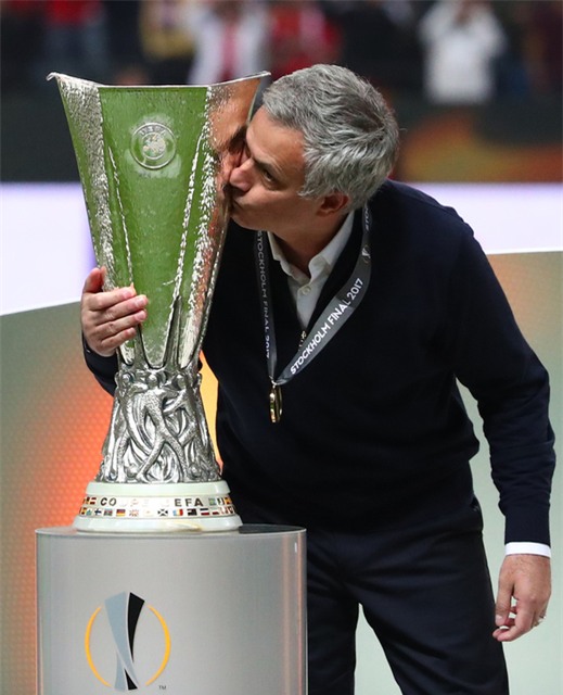 Cận cảnh Mourinho ăn mừng hoang dại với con trai - Ảnh 11.