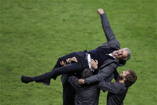 Cận cảnh Mourinho ăn mừng hoang dại với con trai - Ảnh 12.
