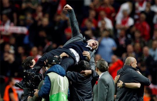 Cận cảnh Mourinho ăn mừng hoang dại với con trai - Ảnh 13.