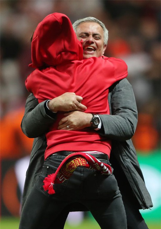 Cận cảnh Mourinho ăn mừng hoang dại với con trai - Ảnh 3.