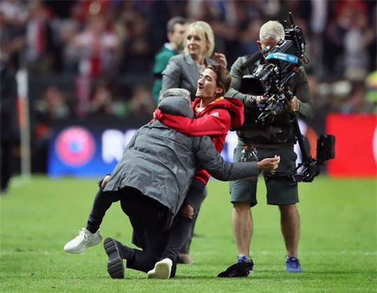 Cận cảnh Mourinho ăn mừng hoang dại với con trai - Ảnh 4.
