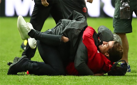 Cận cảnh Mourinho ăn mừng hoang dại với con trai - Ảnh 5.