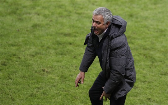 Cận cảnh Mourinho ăn mừng hoang dại với con trai - Ảnh 7.
