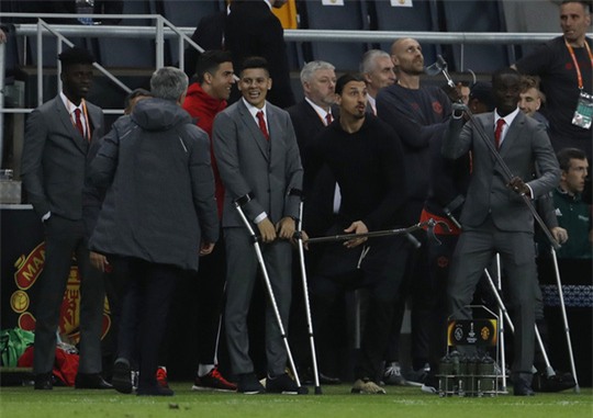 Cận cảnh Mourinho ăn mừng hoang dại với con trai - Ảnh 8.