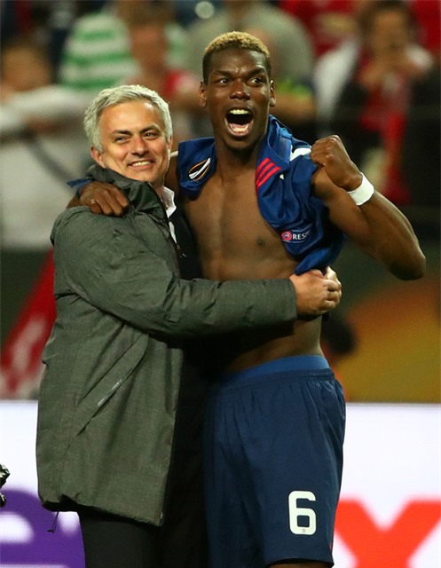 Cận cảnh Mourinho ăn mừng hoang dại với con trai - Ảnh 9.