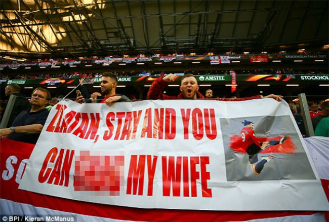 MU vô địch: Fan &#34;dâng tặng&#34; cả vợ để xin Ibrahimovic ở lại - 2