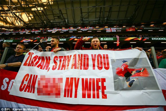 MU vô địch: Fan "dâng tặng" cả vợ để xin Ibrahimovic ở lại - 2
