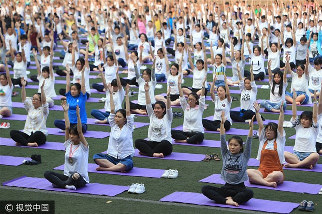 Hoc sinh Trung Quoc tap yoga truoc ky thi khac nghiet hinh anh 1