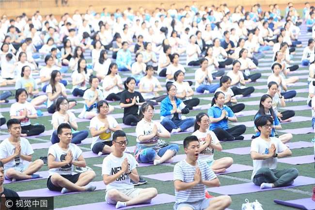Hoc sinh Trung Quoc tap yoga truoc ky thi khac nghiet hinh anh 2