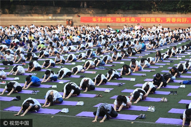 Hoc sinh Trung Quoc tap yoga truoc ky thi khac nghiet hinh anh 3