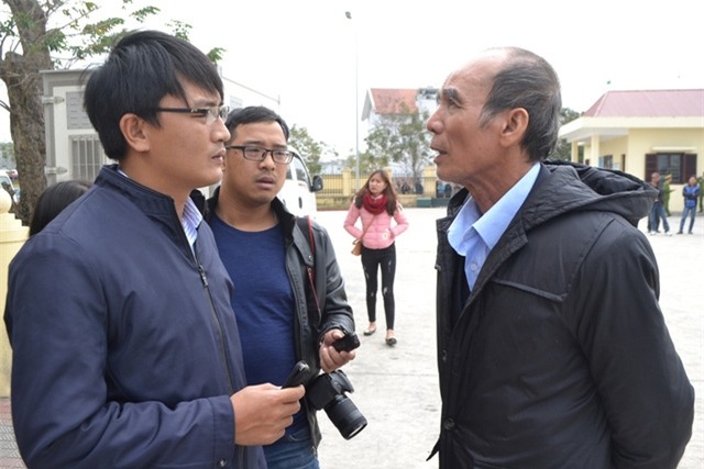 Ông Vũ Văn Hùng (chồng bà Hát) trao đổi với PV Báo Gia đình & Xã hội tại phiên toà xét xử. Ảnh: Đ.Tuỳ