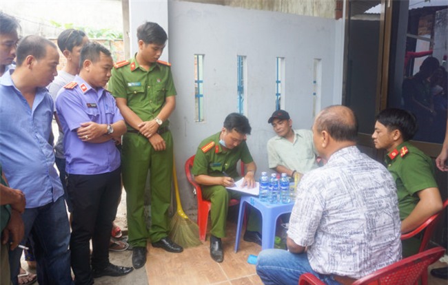 Phat hien thi the nguoi dan ong chet ngoi, co quan day that lung hinh anh 2