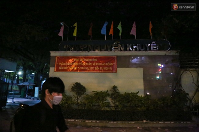 Sau lễ bế giảng, nhóm học sinh cấp 3 ở Sài Gòn thi nhau ném bom sơn, bột màu vào trong sân trường - Ảnh 4.