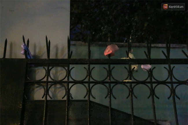 Sau lễ bế giảng, nhóm học sinh cấp 3 ở Sài Gòn thi nhau ném bom sơn, bột màu vào trong sân trường - Ảnh 5.