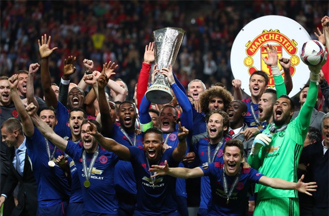 Dàn sao Man Utd tưng bừng khoe Cúp trên máy bay riêng - Ảnh 1.