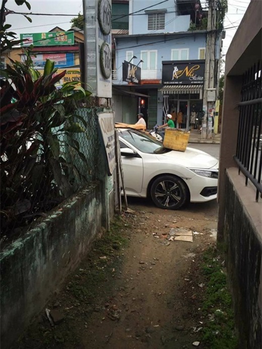 Đỗ xe chắn ngang lối đi, tài xế đã phải nhận món quà bất ngờ - Ảnh 2.