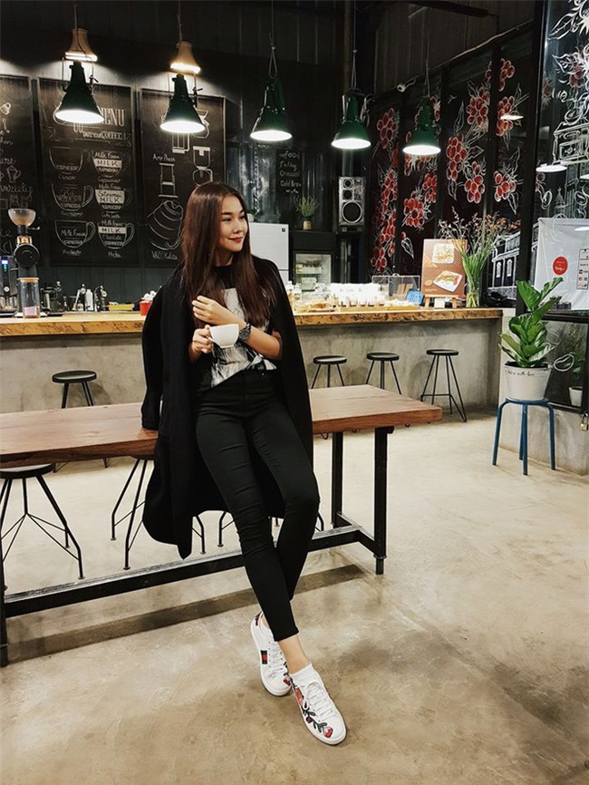 Ngọc Trinh kín cổng cao tường vẫn khoe dáng triệt để, Kỳ Duyên diện cả cây đen thời thượng trong street style tuần qua - Ảnh 6.