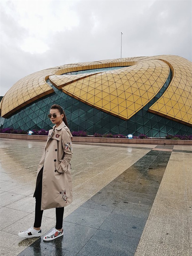 Ngọc Trinh kín cổng cao tường vẫn khoe dáng triệt để, Kỳ Duyên diện cả cây đen thời thượng trong street style tuần qua - Ảnh 7.