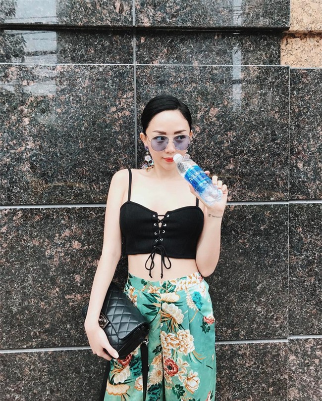 Ngọc Trinh kín cổng cao tường vẫn khoe dáng triệt để, Kỳ Duyên diện cả cây đen thời thượng trong street style tuần qua - Ảnh 9.