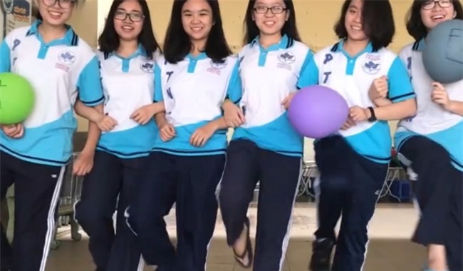 Nhom hoc sinh Sai Gon che ca khuc 'Noi nay co anh' hinh anh 3