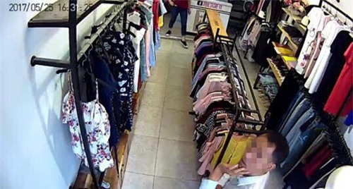 nho thu do mua cho ban gai, nam thanh nien bat ngo toc rem, sam so nu nhan vien - 3