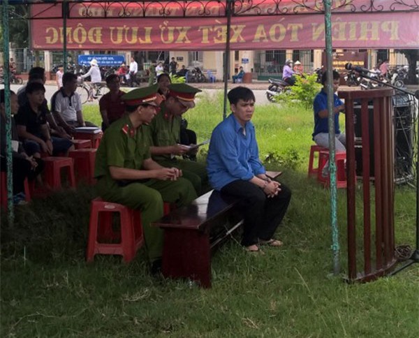 an tu cho nam thanh nien vi chiec quan lot ma 'gian qua mat khon' - 1