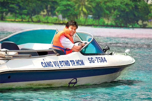 gap nguoi chuyen lao ra cuu nguoi nhay cau sai gon, vot hang chuc thi the - 1