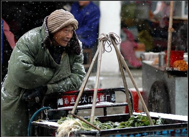 Thầm ghét lão bán rau nhưng khi biết sự thật dưới tấm chăn bông, người phụ nữ đã bật khóc! - Ảnh 1.