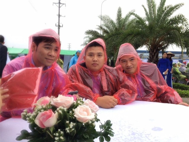 Các thanh niên hào hứng chụp ảnh trong tiệc cưới. Ảnh: NVCC