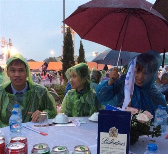 Ai cũng nán lại để chúc phúc cho cô dâu, chú rể. Ảnh: NVCC