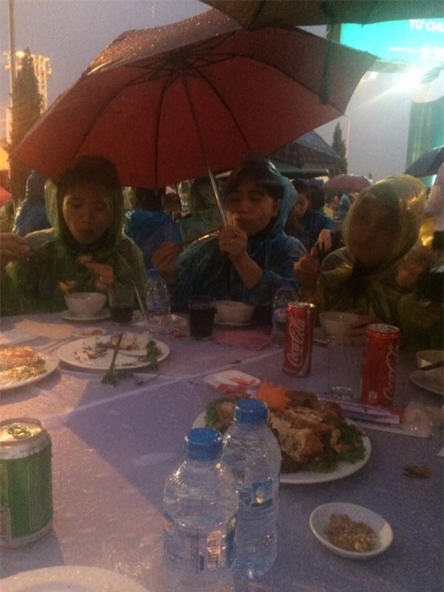 Mưa có rơi, gió có giật... các đĩa thức ăn vẫn sạch bong. Ảnh: NVCC