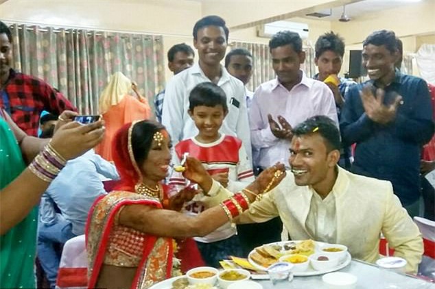 Co gai bi tat axit vao mat lay duoc chong nho goi nham so hinh anh 2